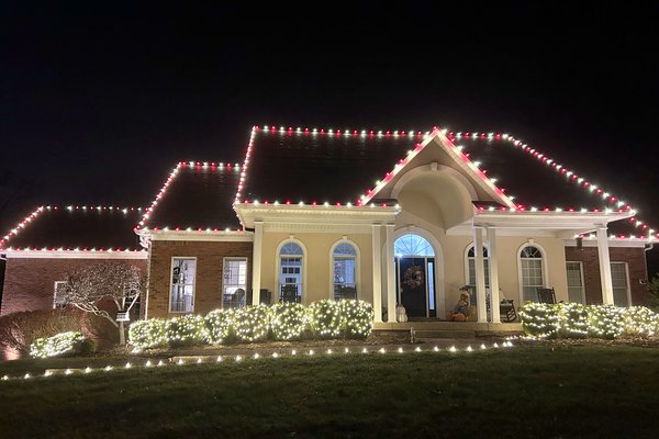 Red and warm white alternating Christmas roofline lights in Middletown, Kentucky